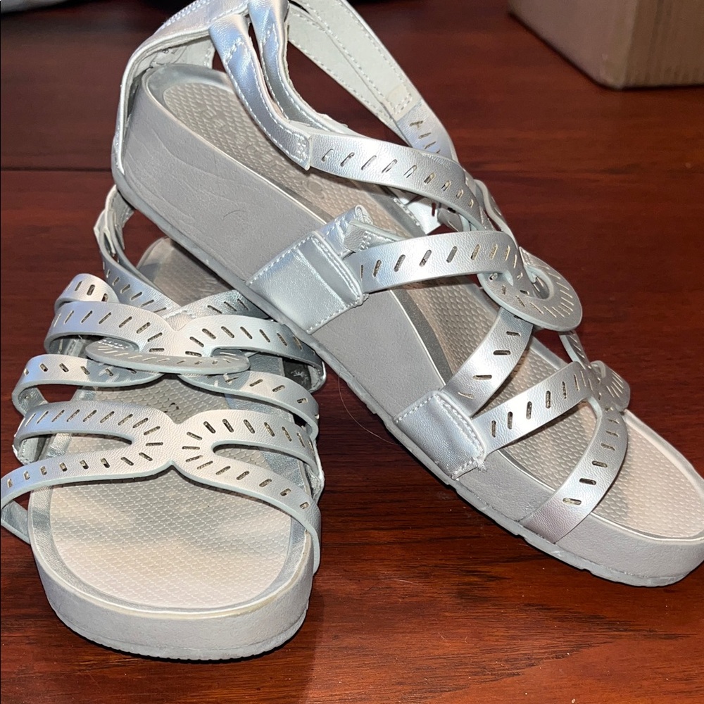 Ladies BareTraps Silver Women's Sandals
Size8 1/2